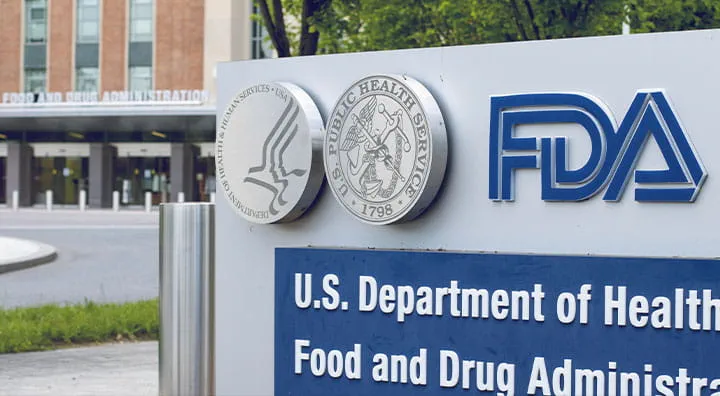 美国卫生与公共服务部和FDA在食品药品监督管理局大楼外的标识。